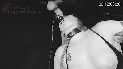 గ్లోరీహోల్ వద్ద ఖచ్చితమైన టిట్లతో అందమైన అమ్మాయి